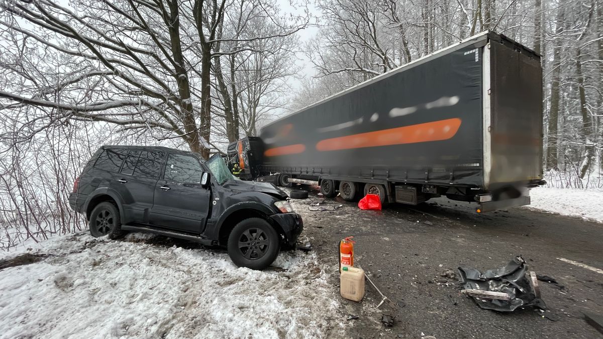 Řidič osobního auta nepřežil čelní střet s kamionem na Náchodsku